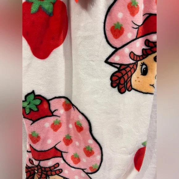 Strawberry Shortcake 60 in x 70 in throw! 🍓🍰 - Picture 2 of 4